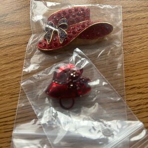 Red hat society broches